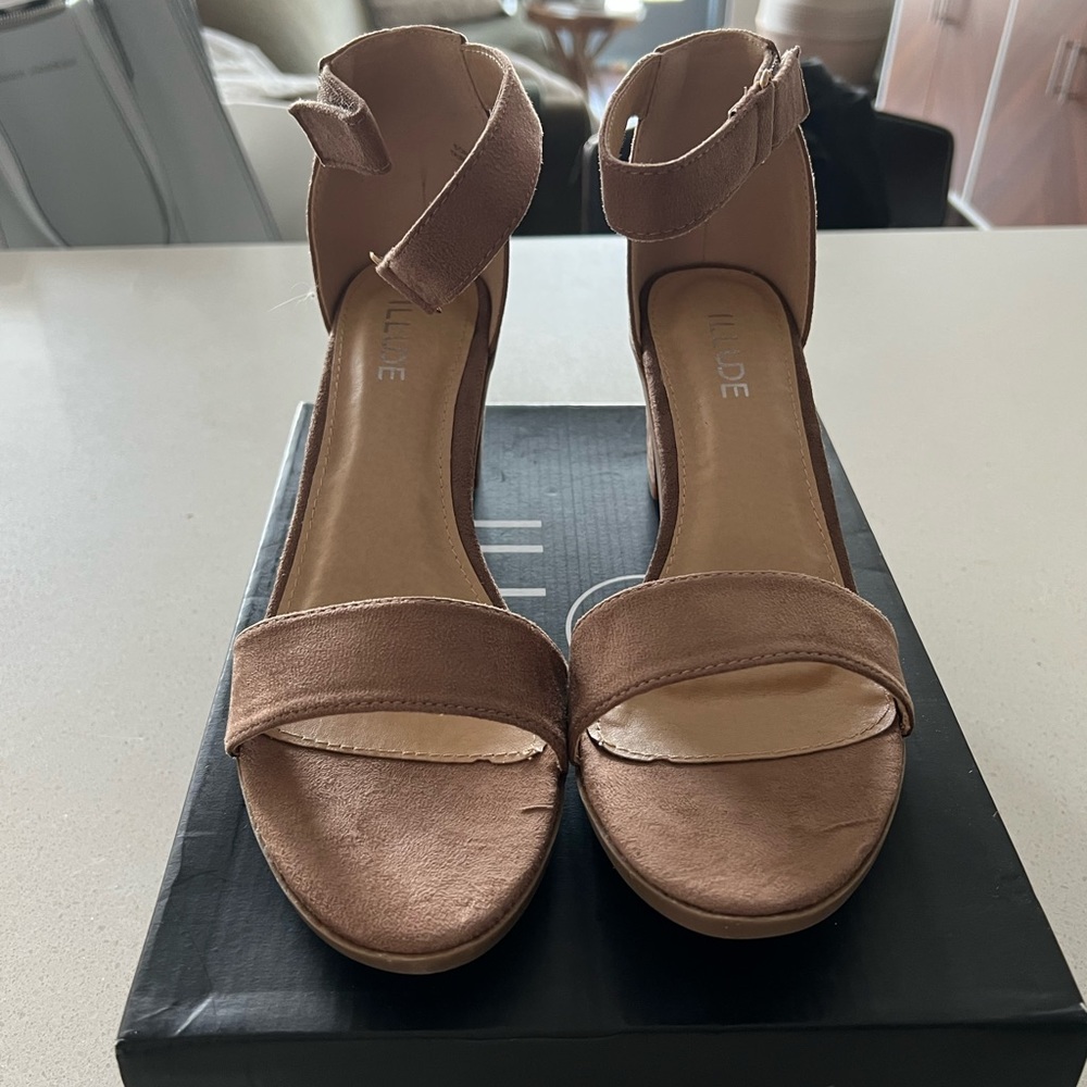 Suede nude strappy sandal